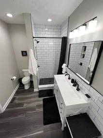 Clean 2 Bedroom House Surrounded by Entertainment - Image 4