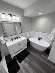 Clean 2 Bedroom House Surrounded by Entertainment - Image 5