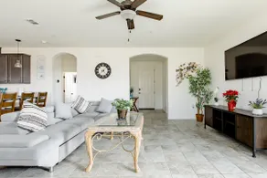 Contemporary Stunning Home in NE Tulare. - Image 2