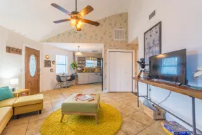 The Octagon House! Cozy, Quiet, Convenient. - Image 4