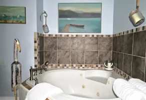 Cosy Studio Guest House w/ Double Jacuzzi - Image 2