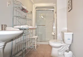 Cosy Studio Guest House w/ Double Jacuzzi - Image 3