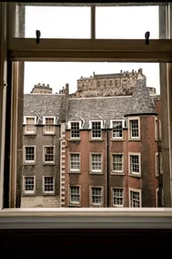 Stunning 2-Bed Apartment in Central Edinburgh - Image 2
