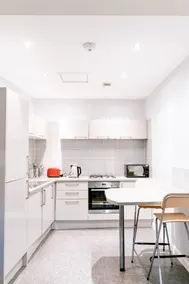 Stunning 2-Bed Apartment in Central Edinburgh - Image 3