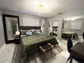 Modern Key West Vibe, Heated Pool, Lake, Sleeps 10 - Image 3