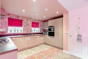 Luxury 4 bedroom detached house with parking - Image 2