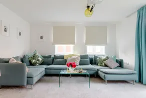 Luxury 4 bedroom detached house with parking - Image 5