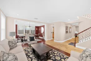 Brentwood Posh 5-Bedroom w/steam shower near hwy - Image 3