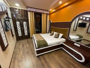 The Hollywood Hills Estate -2Bhk - Image 5