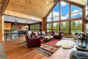 19 Person Private Log Lodge on large wooded lot 2 min from Beaches/Golf/Wine! - Image 5
