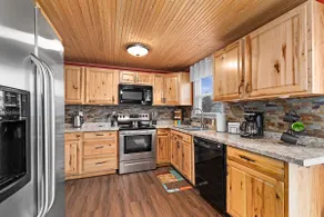 Large, fully fenced yard, Pet friendly! - Image 2