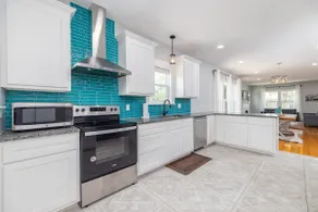 Spacious 4 br space for 11+ in heart of Santa Rita - Image 3