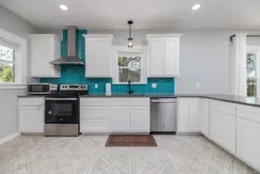 Spacious 4 br space for 11+ in heart of Santa Rita - Image 2