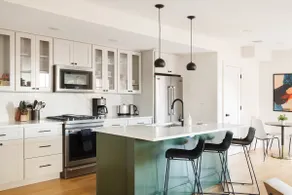 Stunning Union Square 2 bed/2 bath w/ shared patio - Image 3