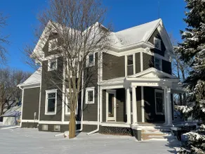 Spacious 4 BDR Historic Home in Sioux Center - Image 4