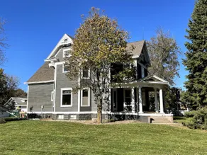 Spacious 4 BDR Historic Home in Sioux Center - Image 3