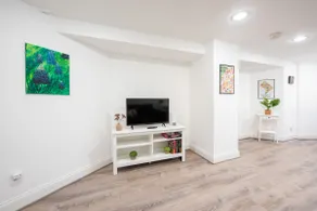 Renovated 1br/1ba apt, central location - Image 4