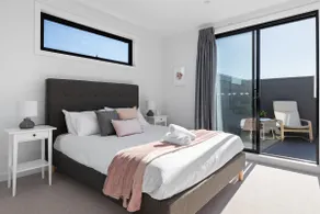 Penthouse with uninterrupted panoramic city views - Image 4