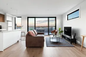 Penthouse with uninterrupted panoramic city views - Image 2