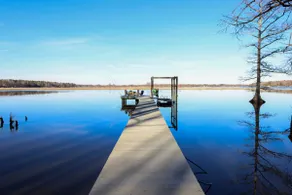 Beautiful River Front Log Cabin Near Williamsburg - Image 2
