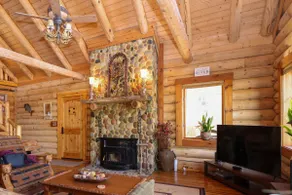 Beautiful River Front Log Cabin Near Williamsburg - Image 4