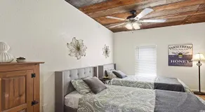 Cheerful 2 Bedroom Home with Big Backyard & Porch - Image 4