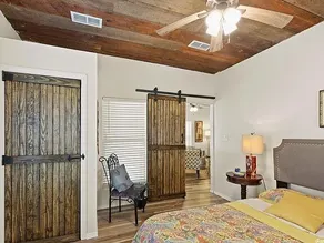 Cheerful 2 Bedroom Home with Big Backyard & Porch - Image 5