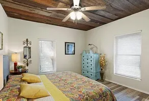 Cheerful 2 Bedroom Home with Big Backyard & Porch - Image 3