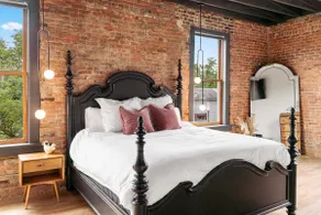 Downtown Brick Loft Above The Exchange Coffee Co - Image 5