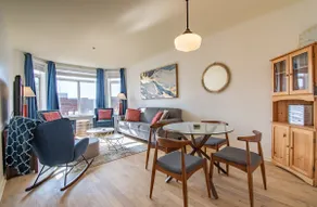 Sunny Oasis in the Heart of Seattle! with Parking and Pool - Image 3