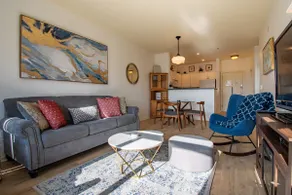 Sunny Oasis in the Heart of Seattle! with Parking and Pool - Image 5