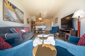 Sunny Oasis in the Heart of Seattle! with Parking and Pool - Image 2