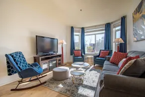 Sunny Oasis in the Heart of Seattle! with Parking and Pool - Image 4