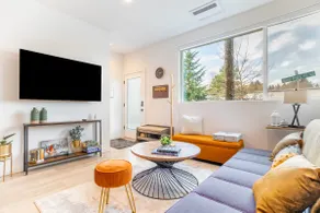 Modern Townhome: AC, Free Parking, UW & Hospitals - Image 3