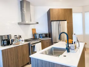 Modern Townhome: AC, Free Parking, UW & Hospitals - Image 4