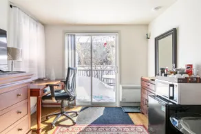 Central suite with private entrance & bath - Image 2