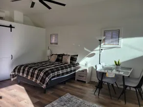 Adorable 1 Bedroom Air Bee n Bee. With a Queen bed - Image 2