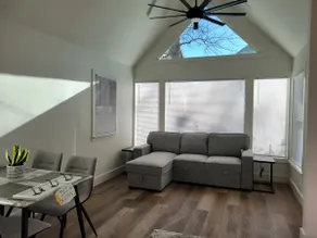 Adorable 1 Bedroom Air Bee n Bee. With a Queen bed - Image 3