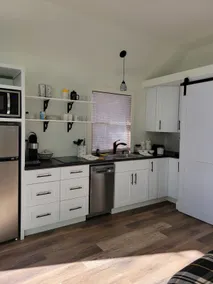 Adorable 1 Bedroom Air Bee n Bee. With a Queen bed - Image 4
