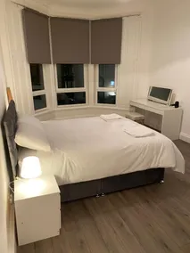 Newly refurbished 2 bedroom apartment free parking - Image 3