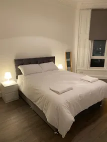 Newly refurbished 2 bedroom apartment free parking - Image 2