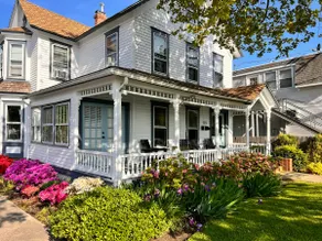 Elegant Greenport Victorian-Winter Harbor House- - Image 2