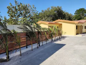 #2 New & clean 2 bed suite with shared pool - Image 2