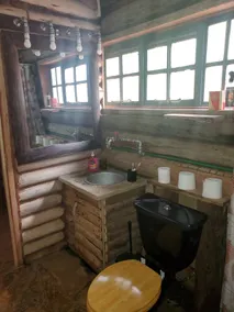 Muskoka Log cabin on 7 acre garden - Image 5