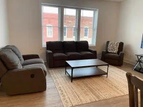 Lovely 2 bedroom overlooking Main St. - Image 5
