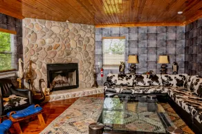 Beautiful 3 bedroom farm house on 320 acres! - Image 3