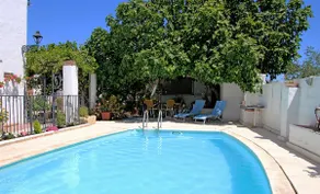 Une belle maison familiale espagnole située dans un cadre magnifique et paisible. - Image 2