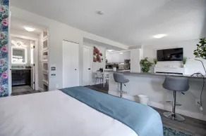 Light & spacious walk-out suite. - Image 3