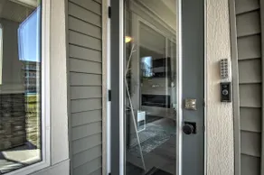 Light & spacious walk-out suite. - Image 5