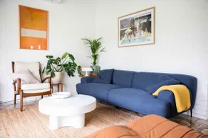 Kenny: Stylish mid-century home, 5 mins from Hyams - Image 4